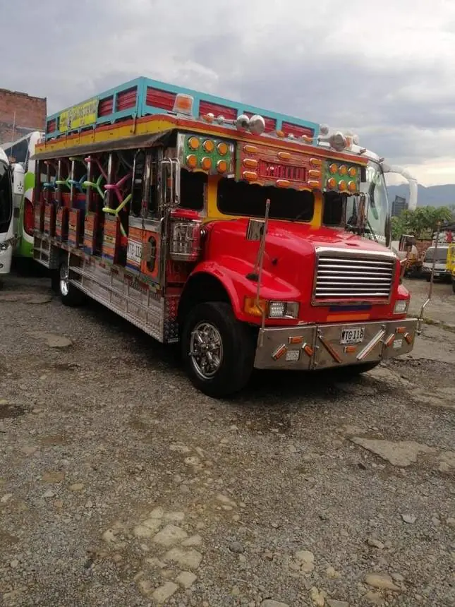 Chiva tradicional colombiana de colores durante el día