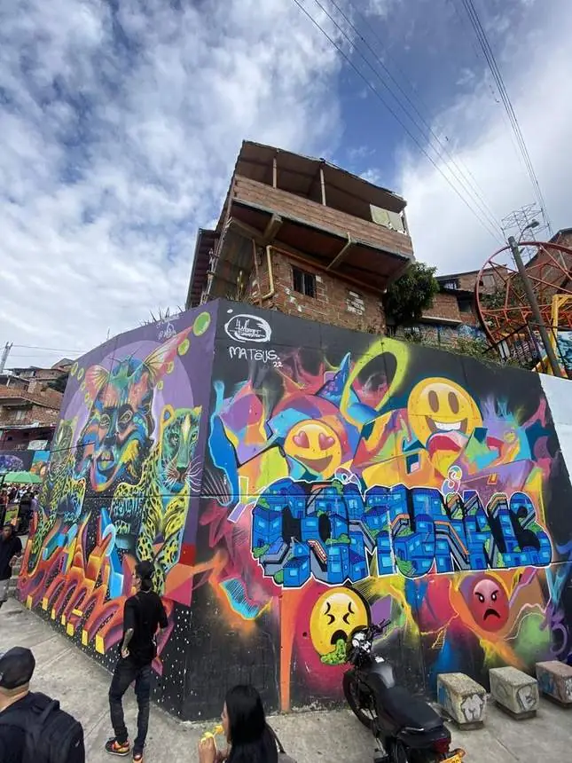 Grafiti multicolor con personajes en una calle de la Comuna 13