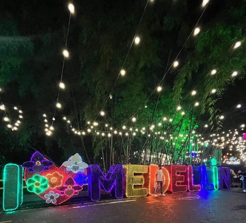 Letrero luminoso de Medellín decorado con luces en la noche