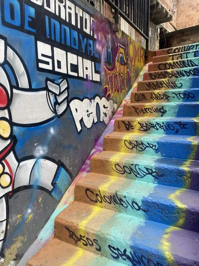 Escalera de la Comuna 13 pintada con arcoíris y mensajes