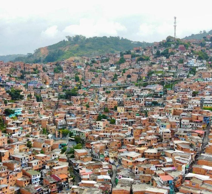 Vista de las casas de ladrillo de la Comuna 13 sobre la ladera de Medellín