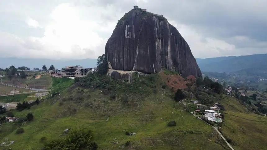 Piedra del Peñol vista a lo lejos sobre colinas verdes de Antioquia
