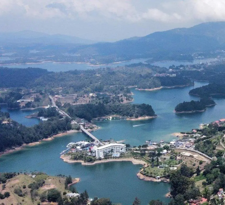 Embalse de Guatapé con islas, penínsulas y un puente entre las montañas de Antioquia