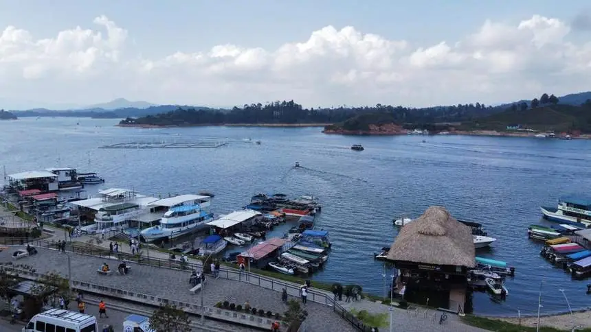 Muelle de Guatapé con lanchas y barcos turísticos sobre el embalse