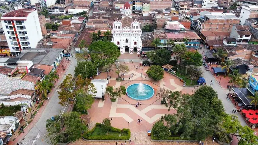 Vista aérea de la plaza principal de Guatapé con su iglesia blanca y su fuente