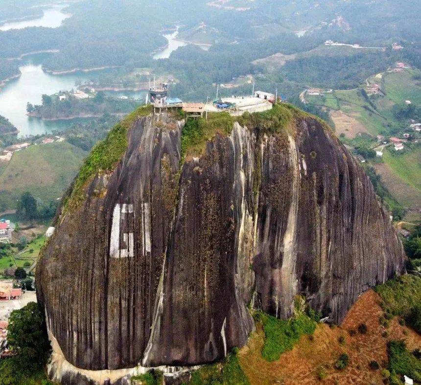Vista aérea de la Piedra del Peñol, el gran monolito de granito junto al embalse de Guatapé