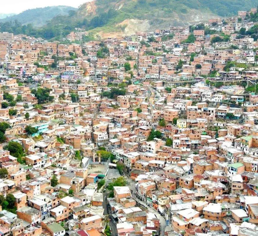 Vista aérea de las laderas pobladas de Medellín