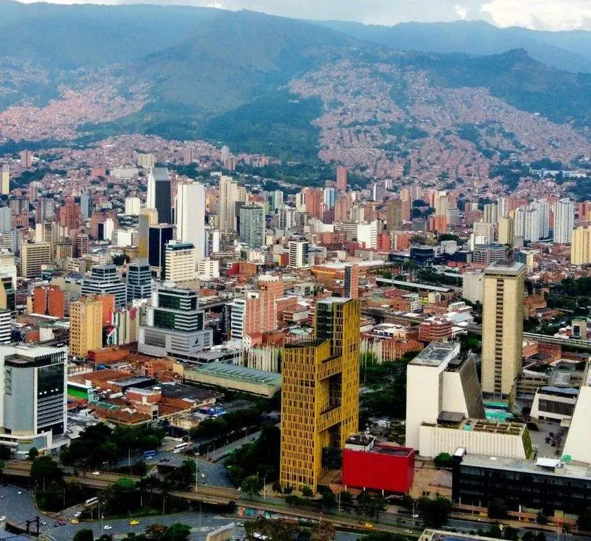 Vista panorámica de edificios de Medellín con las montañas al fondo