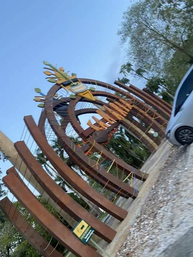 Estructura de madera en el parque de Hacienda Nápoles
