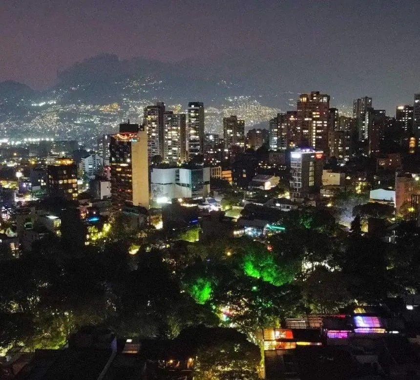 Vista nocturna de los edificios y las luces de Medellín