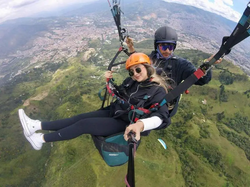 Vuelo en parapente sobre colinas verdes de Antioquia