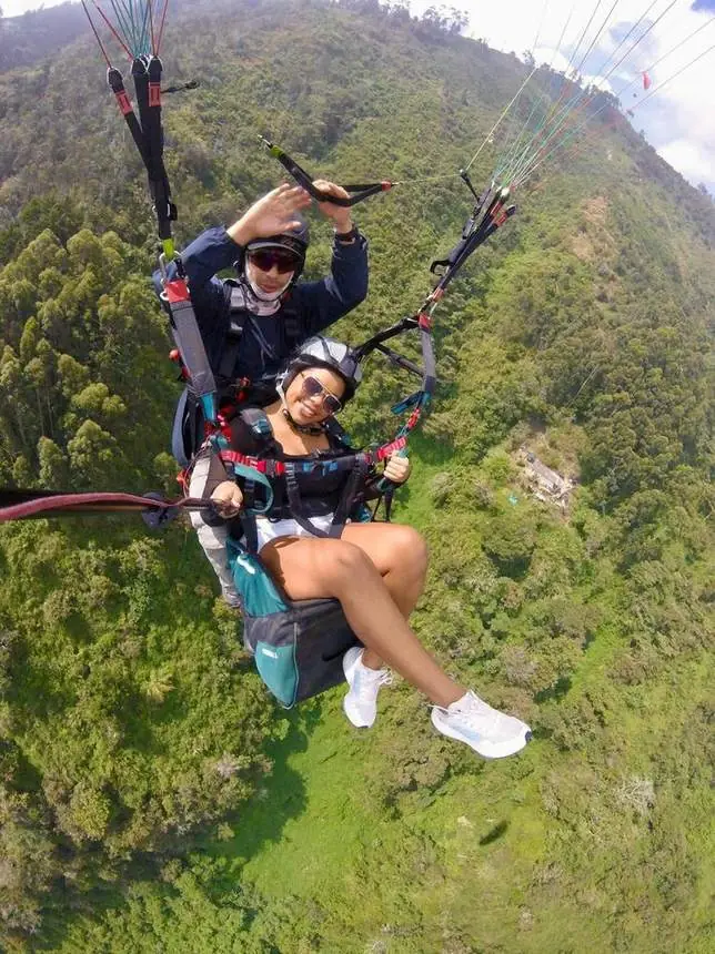 Vuelo en parapente sobre el bosque de Antioquia