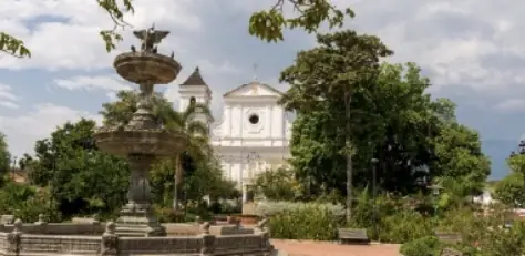 Fuente en el parque principal de Santa Fe de Antioquia con la catedral al fondo