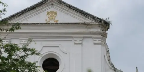 Fachada blanca de una iglesia colonial en Santa Fe de Antioquia