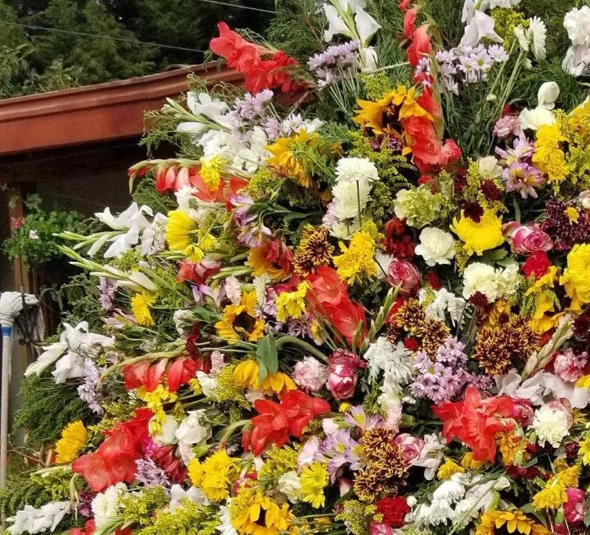 Silleta tradicional cubierta de flores de colores