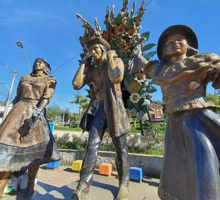 Monumento a la familia silletera en Santa Elena